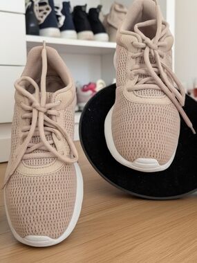 NIKE Women’s Lightweight Knit Sneakers in LIGHT PINK SIZE 7.5